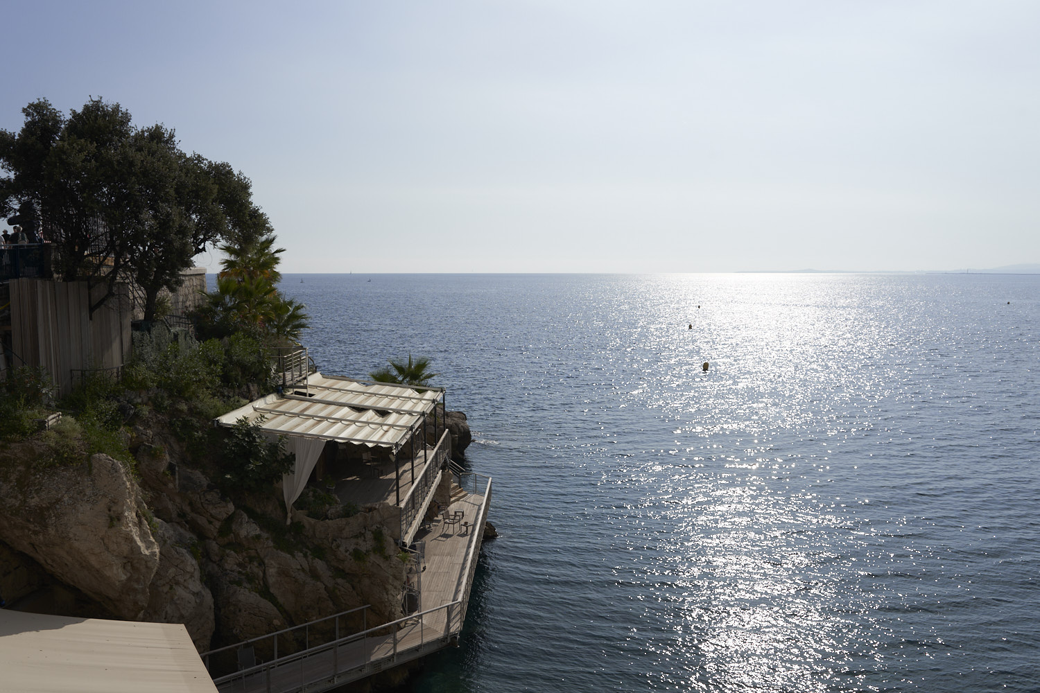 Das Foto zeigt die Bar Les Bains du Castel in Nizza, Frankreich