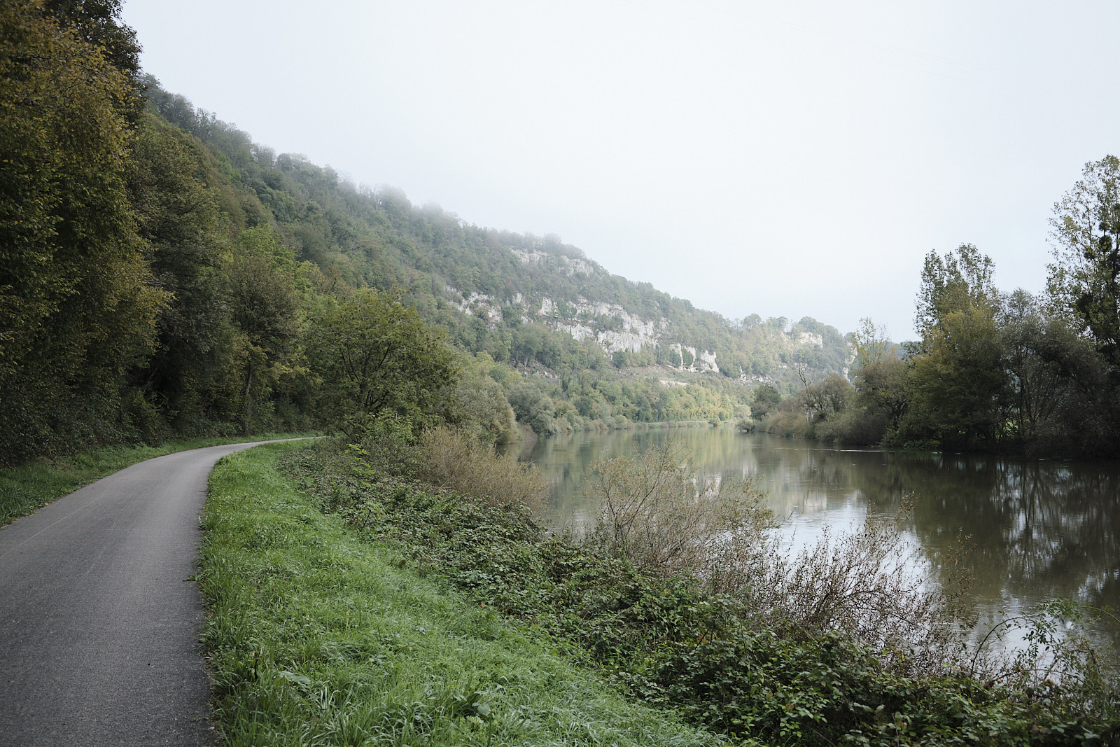 Der EuroVelo 6 im Nebel bei Deluxe, Frankreich