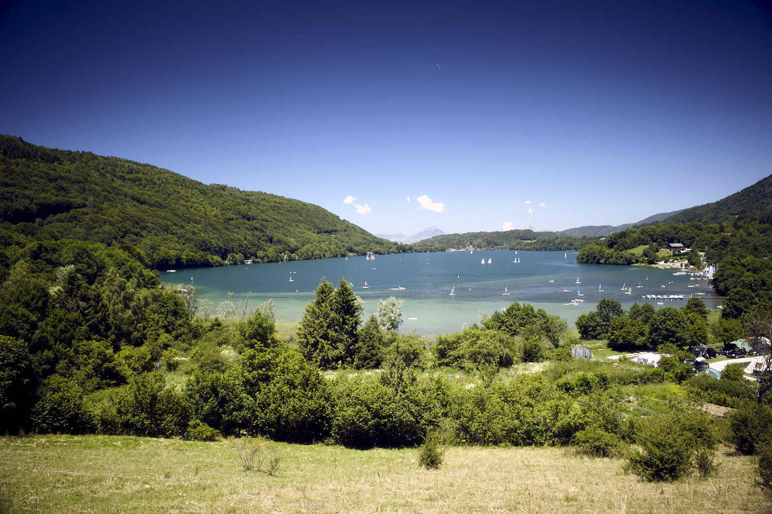 Der Grand Lac de Laffrey ist ein malerischer Bergsee im Herzen der französischen Alpen