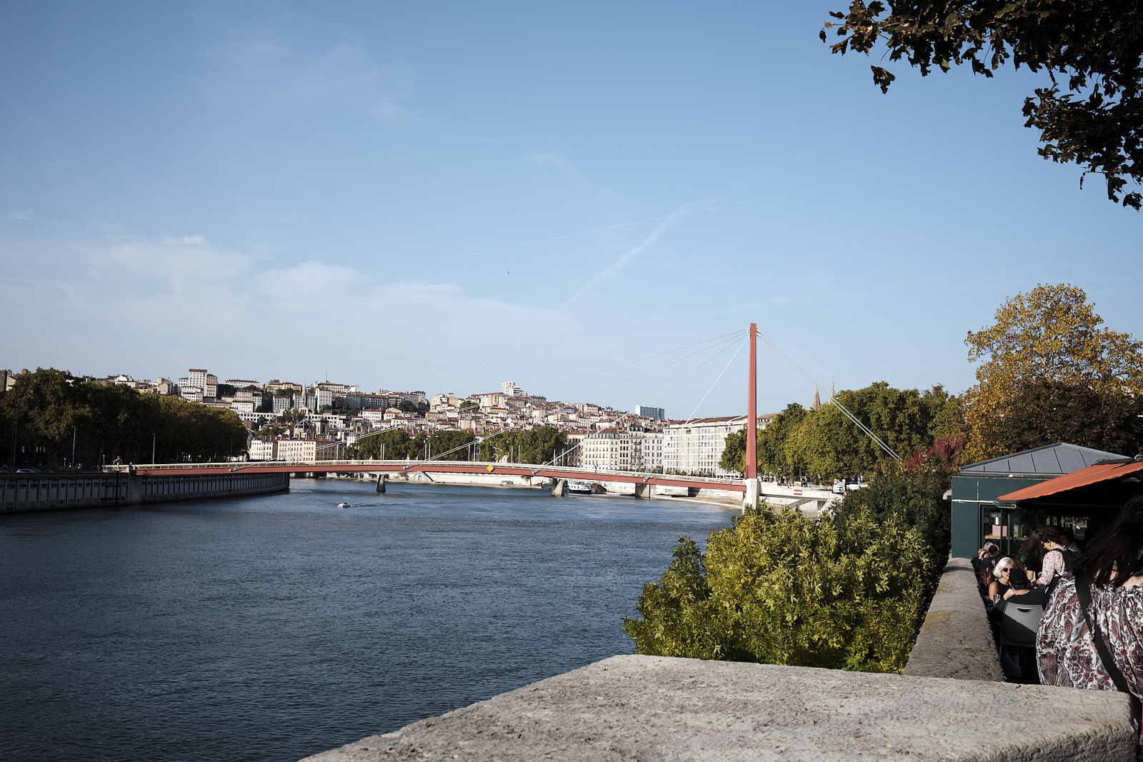 Die Rhône, die durch Lyon fließt, mit der Stadt im Hintergrund