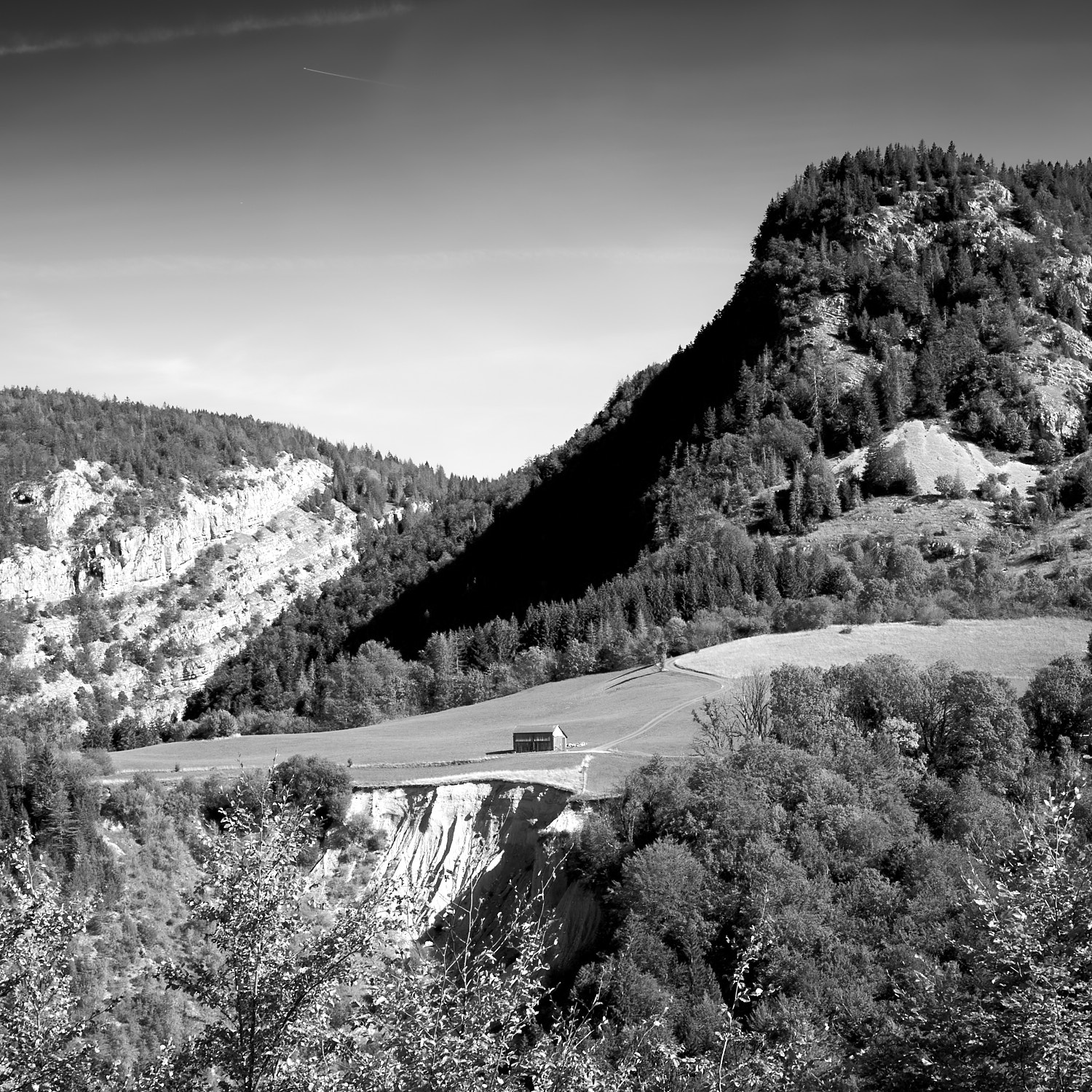 Les Bouchoux liegt im Jura-Gebirge, einer Region, die für ihre Wälder, sanften Hügel und steilen Klippen bekannt ist.
